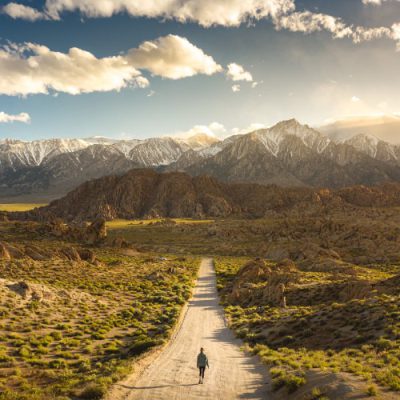 Weg durch eine weite Landschaft als Sinnbild für Orientierung und Entscheidung